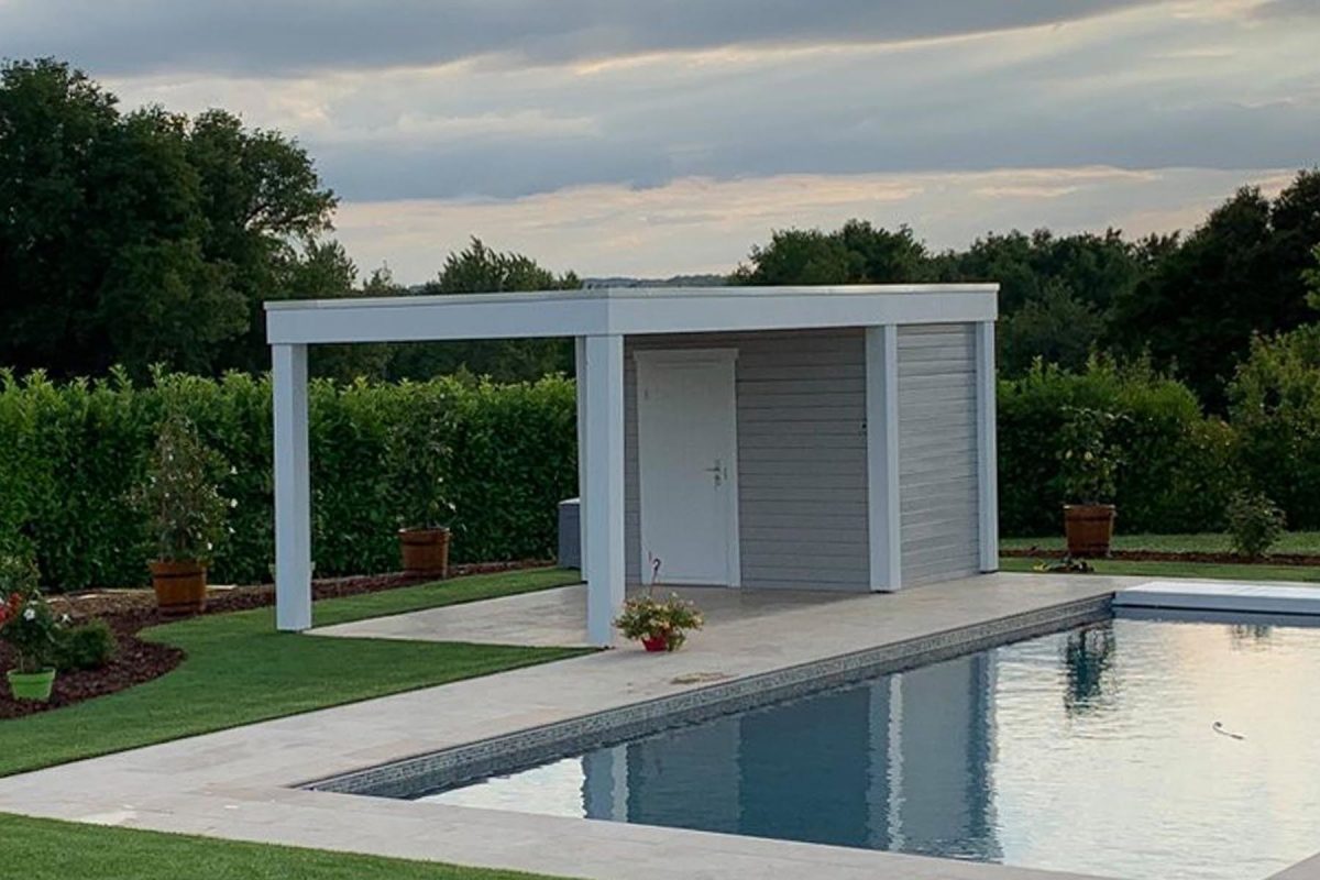 Pool-house piscine Sophia - Finition réalisée par le client - Attention : nouveau bardage faux claire-voie horizontal